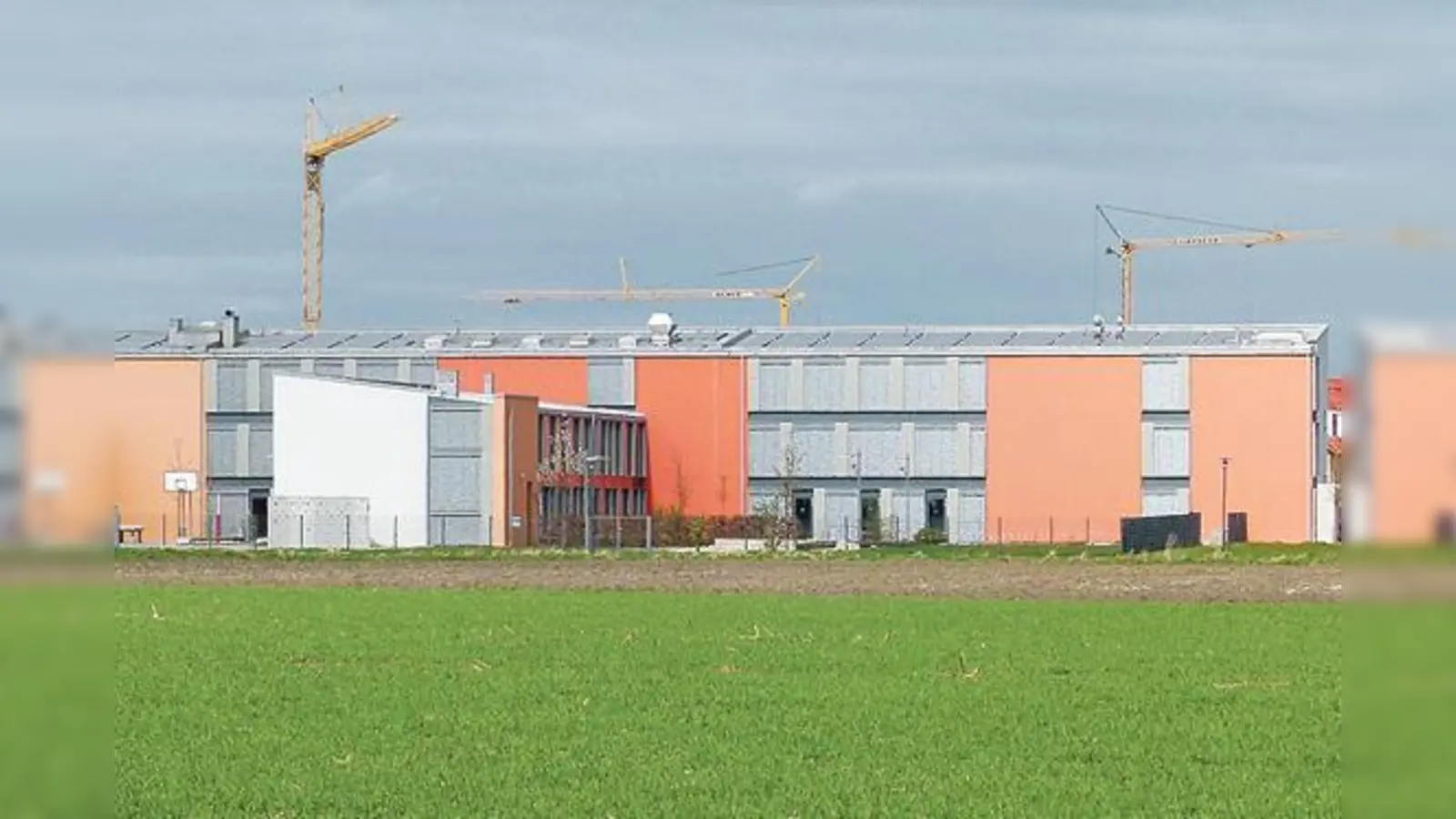 Die heutige Mittelschule, 2008 als Hauptschule und in F-Form eröffnet. Mit dem dritten Finger und sechs neuen Klassenzimmern für 150 Schüler wird daraus ein »E« oder Kamm.  (Foto: bb)