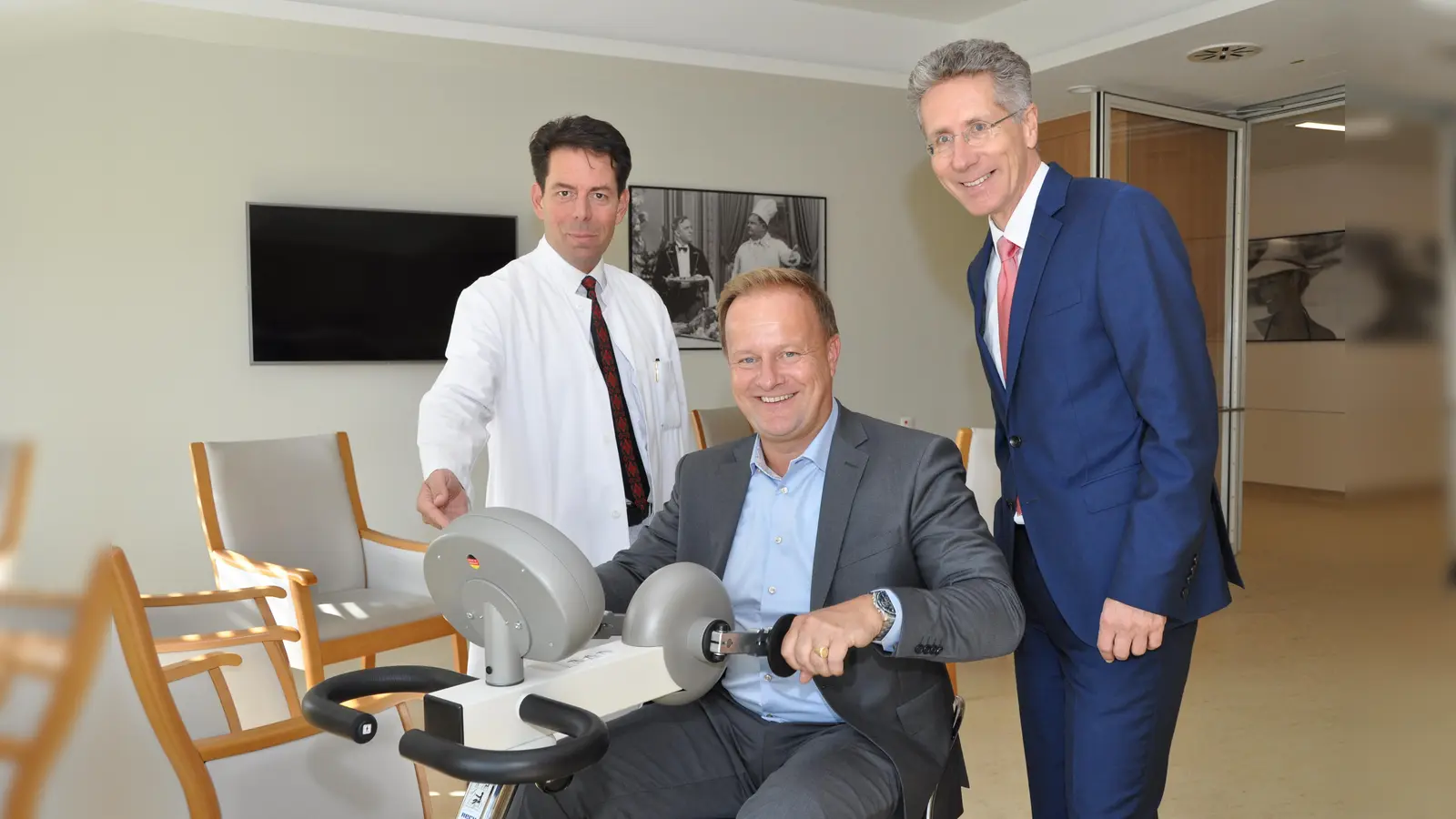 Landrat Robert Niedergesäß testet eines der Mobilisierungsgeräte für Patienten, angeleitet von den Chefärzten Prof. Thomas Bernatik und Artur Klaiber (nicht im Bild) sowie dem Stationsleiter Wolfgang Lenhardt. (Foto: kk/sf)