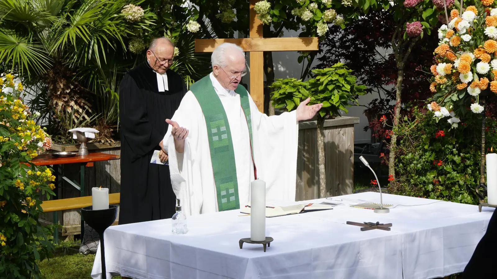 Mit einem Festgottesdienst auf der Weise am Vereinsheim beginnt das Weinfest. (Foto: Alfred Dellinger)