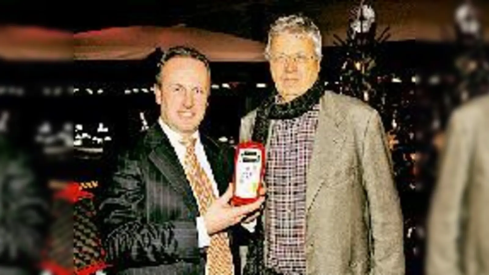 Vorstand Klaus Ortmeier freut sich, den Kabarettisten Gerhard Polt auf der Weihnachtsfeier der FFW begrüßen zu können, und präsentierte stolz das aus dem Verkauf von Eintrittskarten angeschaffte neue Messgerät.   (Foto: FFW)