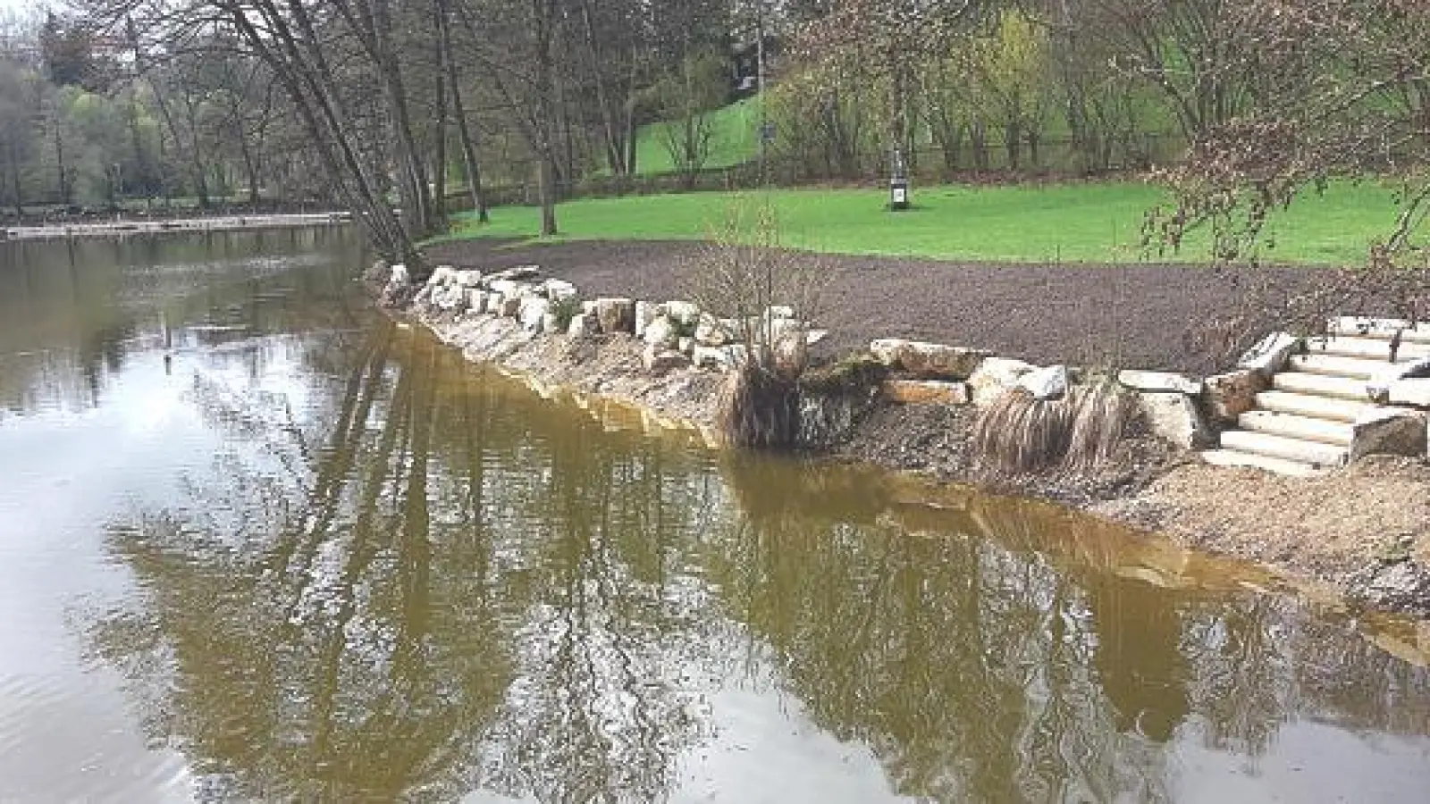 Die Böschung an der Liegewiese wurde erneuert. In zwei Wochen kann dann endlich wieder gebadet werden  wenns Wetter passt.	 (Foto: Stadt Ebersberg)