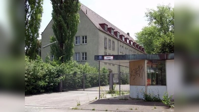 Der Bebauung des Grundstücks an der Aubing-Ost-Straße, auf dem jahrzehntelang eine Bahn-Fernmeldewerkstätte angesiedelt war, steht nun auch das Verwaltungsgebäude nicht mehr im Weg: Nachdem eine Aufnahme in den Denkmalschutz abgelehnt wurde, kann es abgerissen werden. (Foto: Eva Schraft)