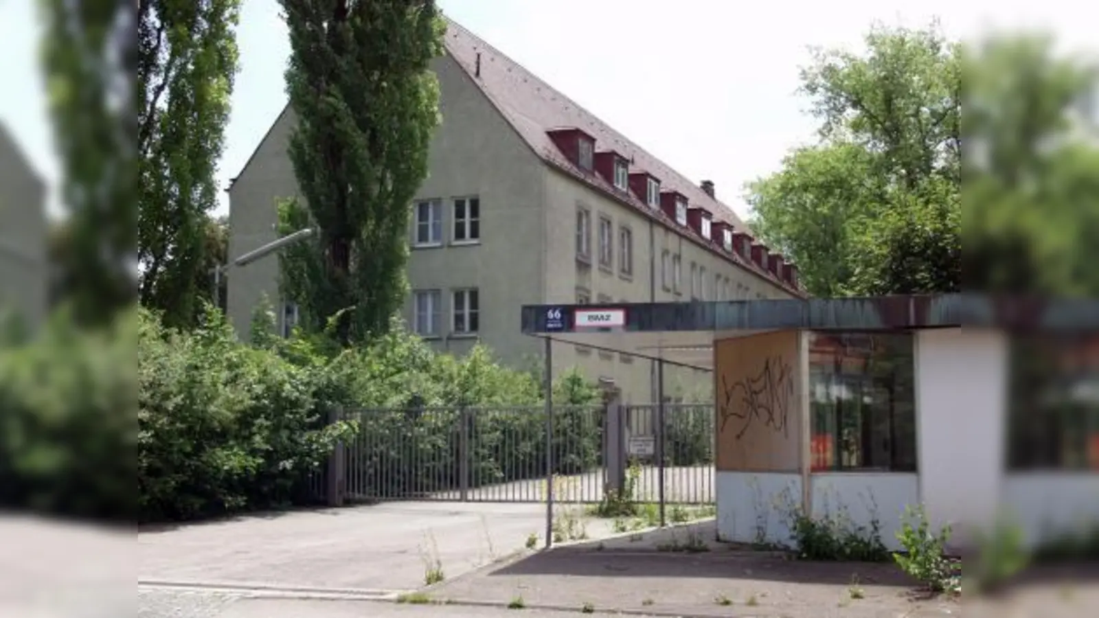 Der Bebauung des Grundstücks an der Aubing-Ost-Straße, auf dem jahrzehntelang eine Bahn-Fernmeldewerkstätte angesiedelt war, steht nun auch das Verwaltungsgebäude nicht mehr im Weg: Nachdem eine Aufnahme in den Denkmalschutz abgelehnt wurde, kann es abgerissen werden. (Foto: Eva Schraft)