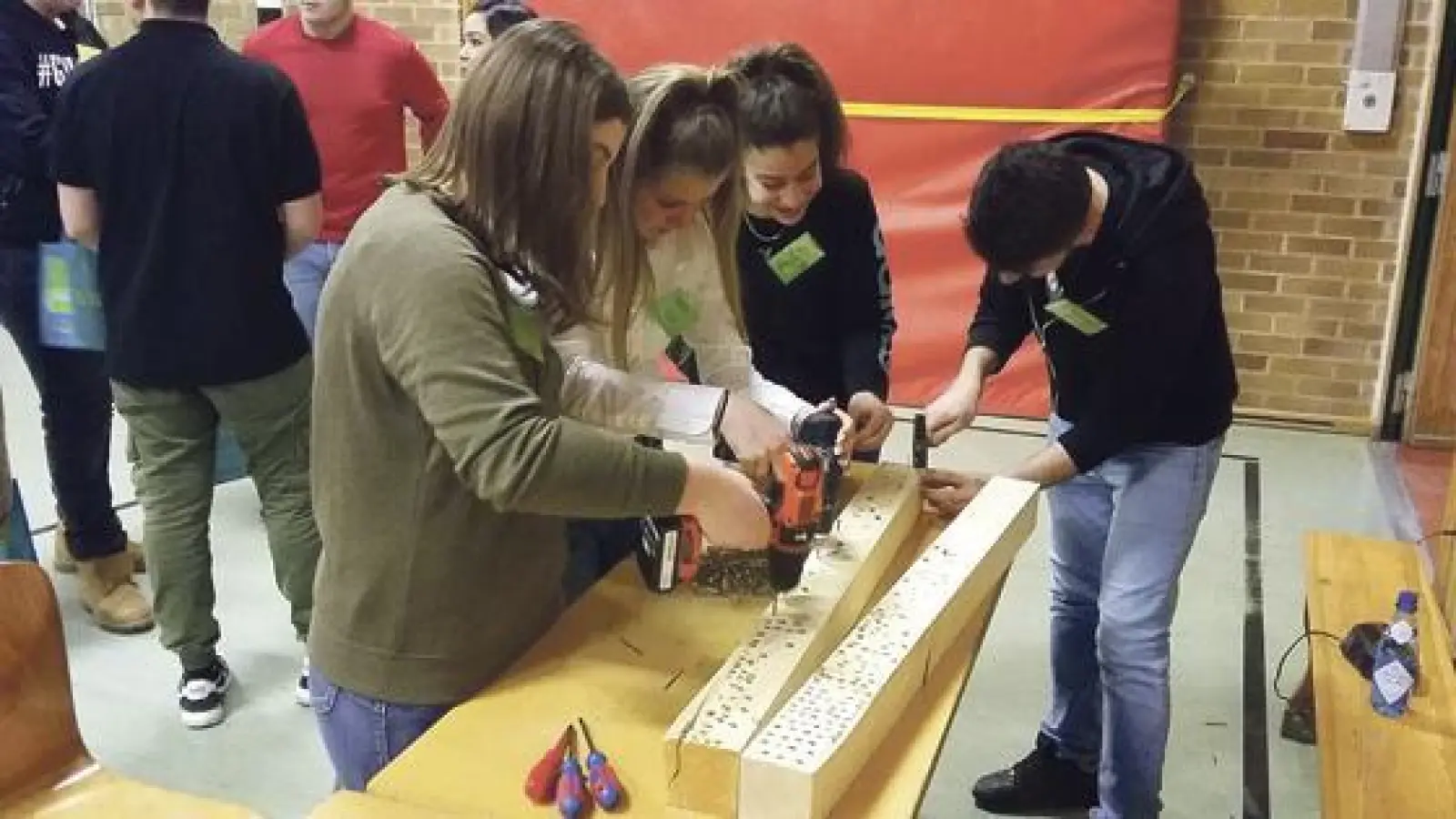 Löten, Sägen, Hammern,  (Foto: Bei der Job-Rallye an der Eduar-Spranger-Mittelschule konnten die Jugendlichen alles selbst ausprobieren.                                             Foto: Katja Brenner)