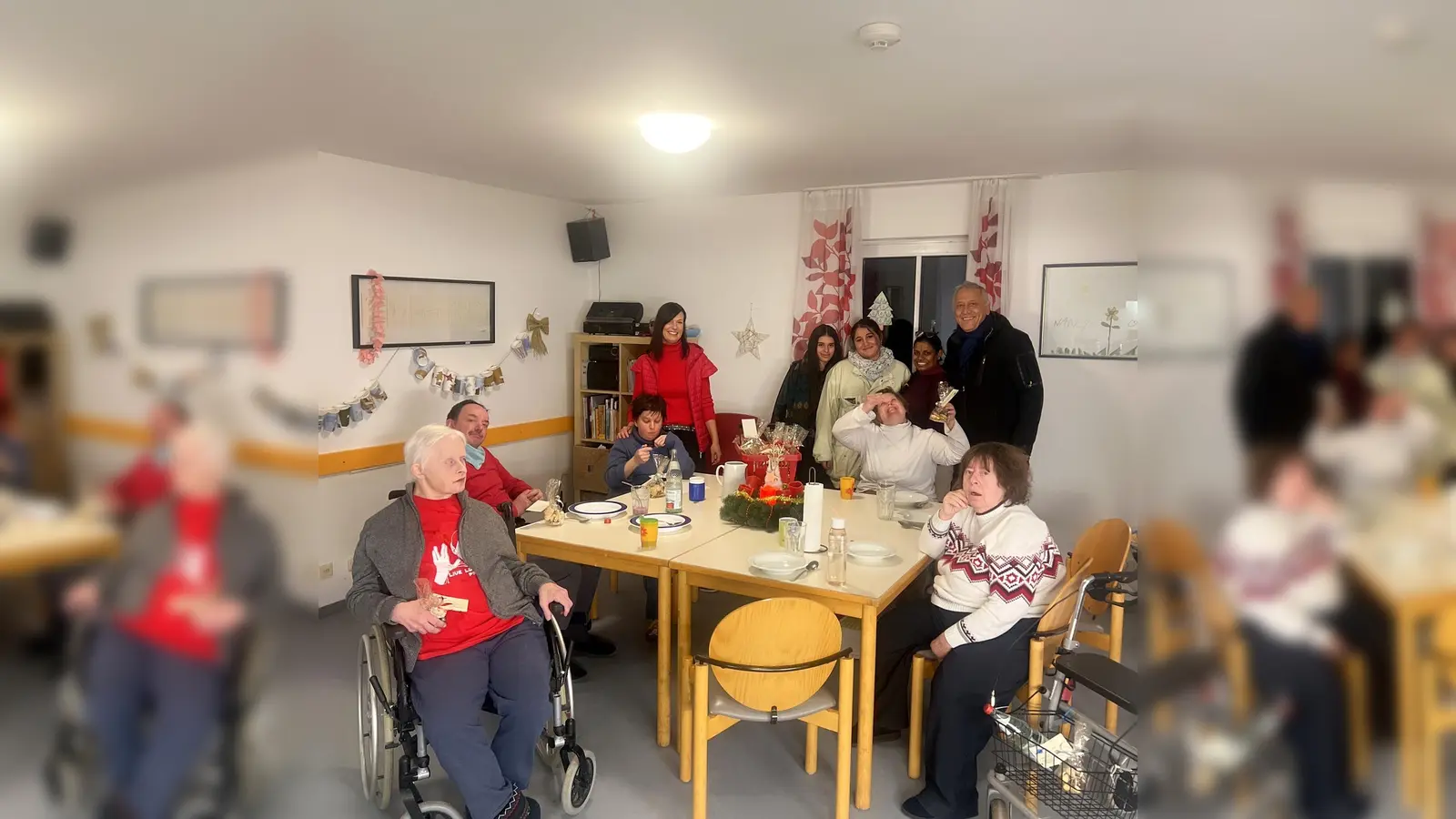 Freude bereiteten die Kinder und Jugendlichen vom Planet O den Bewohnern des Heilpädagogischen Centrums Augustinum mit ihrer Plätzchenback-Aktion. (Foto: VA)