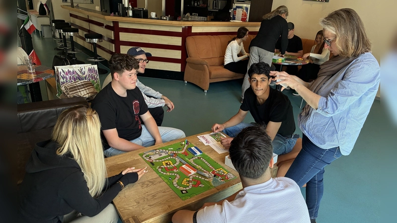 Anhand eines Brettspiels erklären Expertinnen der Schuldnerberatung den Jugendlichen viel über den richtigen Umgang mit Geld.  (Foto: © Planet O)