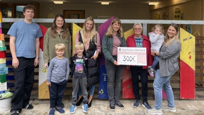 Freude bei der Spendenübergabe (von links): Oliver Komm (SEJ Praktikant), Andrea Vogl (stellv. Kitaleiterin), Judith Plott (Elternteil), Simone Gooch (Organisation Sponsorenlauf), Gisela Lang (Vorsitzende ETL-Stiftung) sowie Tina Lang (Kitaleiterin). (Foto: Kita St. Johann)