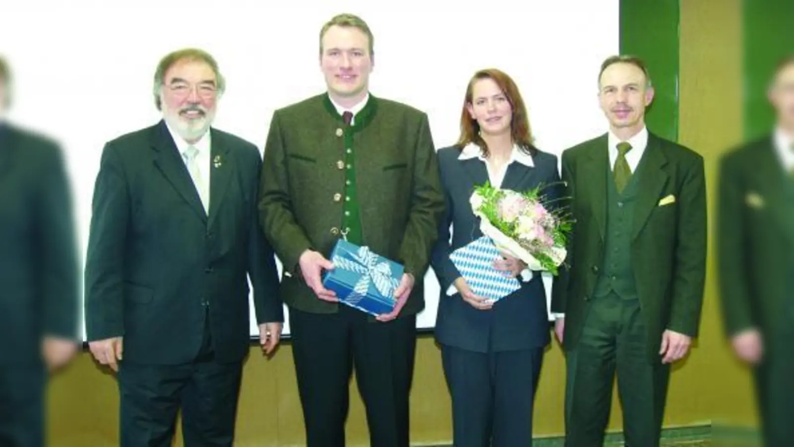 Der stellv. Landesinnungsmeister Manfred Gebel (l.) und Verbandsgeschäftsführer Dr. Wolfgang Filter (r.) gratulierten  Stephan Bockmeier und Johanna Morshäuser, zu ihrer hervorragenden Leistung bei der Deutschen Meisterschaft der Bäcker. (Foto: pi)