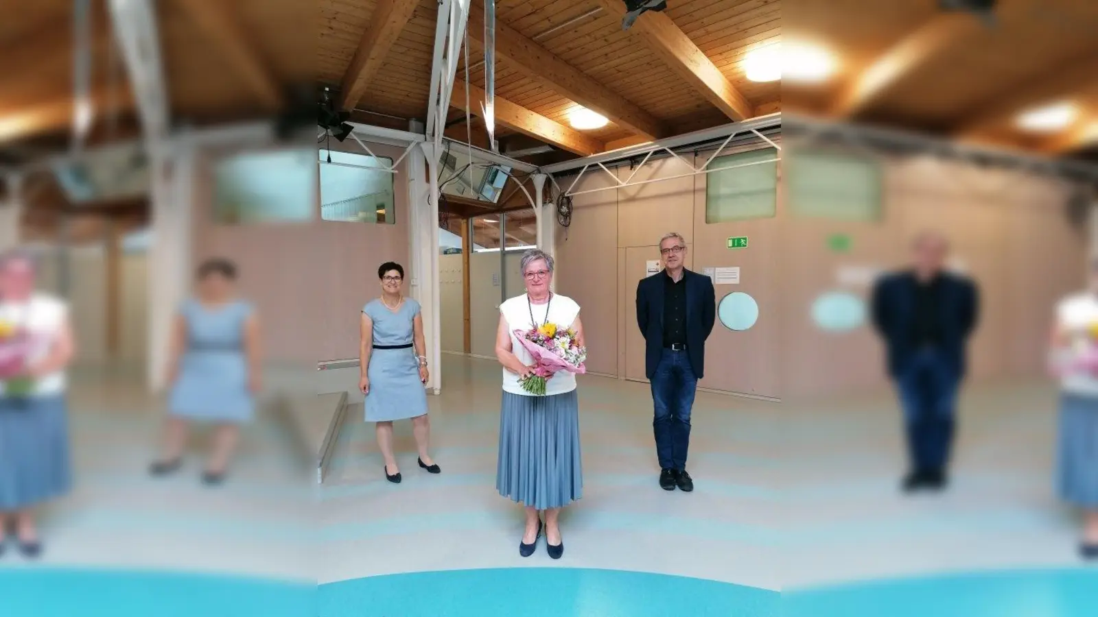 Urgestein in der Franziskus-Schule der Lebenshilfe: Edith Dieterle (Geschäftsführerin der Lebenshilfe Starnberg) und Christian Münzel (Pädagogischer Leiter der Lebenshilfe Starnberg) gemeinsam bei der Verabschiedung von Angela Eggenhofer (Mitte). (Foto: Lebenshilfe Starnberg)