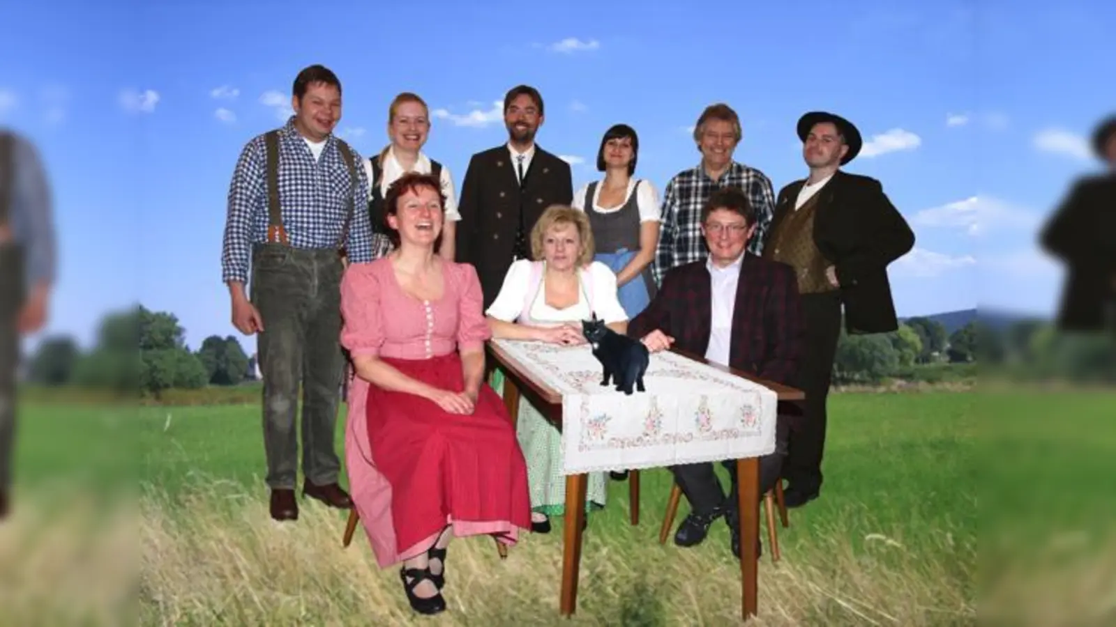 Die Laienschauspieler vom Moosacher Brettl feiern die Premiere ihres neuen Stücks.	 (Foto: Theatergruppe)