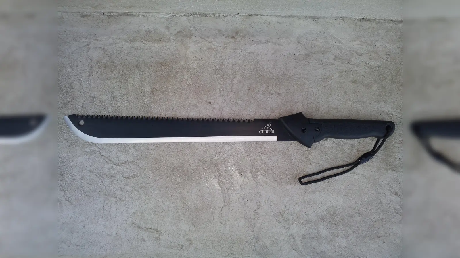 Einer der Täter war mit einer Machete bewaffnet und verletzte den Hausbewohner.  (Foto: Dana60Cummins, CC BY-SA 3.0)