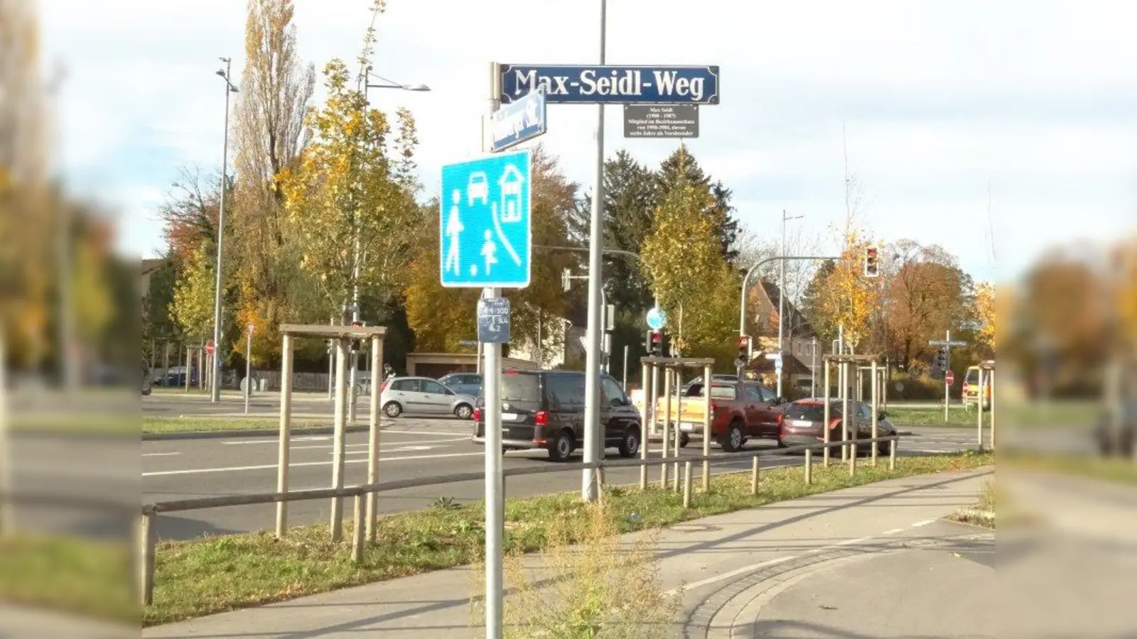 An der Ecke Max-Seidl-Weg/Mainburger Straße weist ein Schild auf eine Spielstraße hin. Anwohner befürchten, dass Kinder auf den angrenzenden Mittleren Ring laufen könnten und fordern eine Trennwand. (Foto: tab)