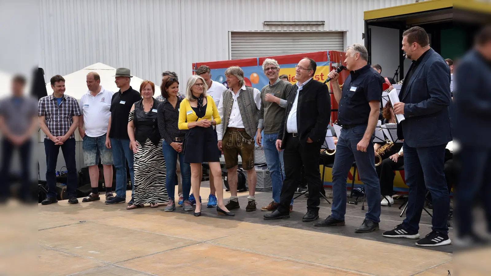 Eröffnung des Rie-West-Fests durch Bürgermeister Dr. Stefan Straßmair sowie den Vorstand des Gewerbeverbands. (Foto: VA)
