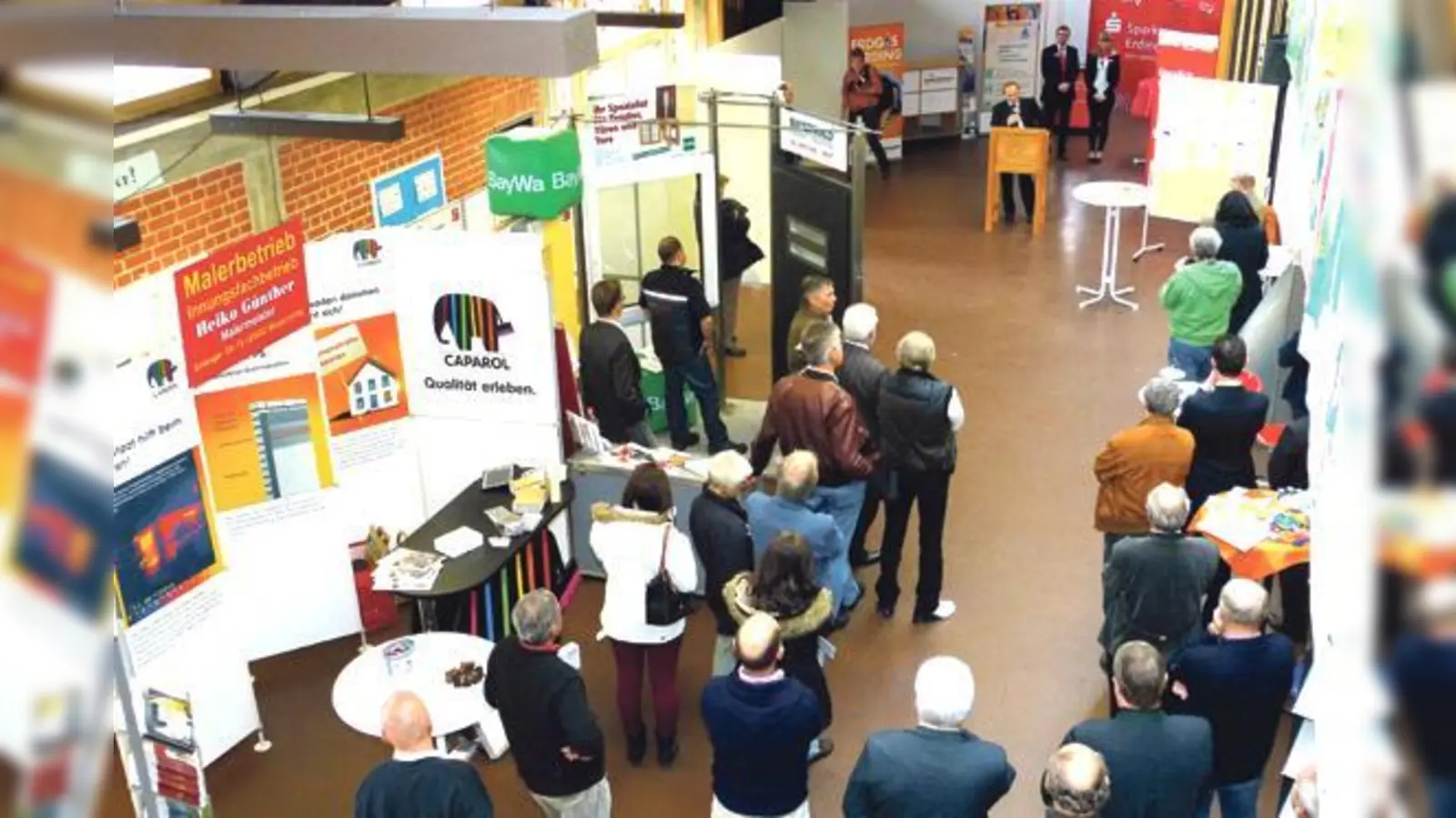 15 spezialisierte Aussteller nutzten den zweiten Moosinninger Energietag, um mit ihren Kunden ins Gespräch zu kommen. 	 (Fotos: bb)