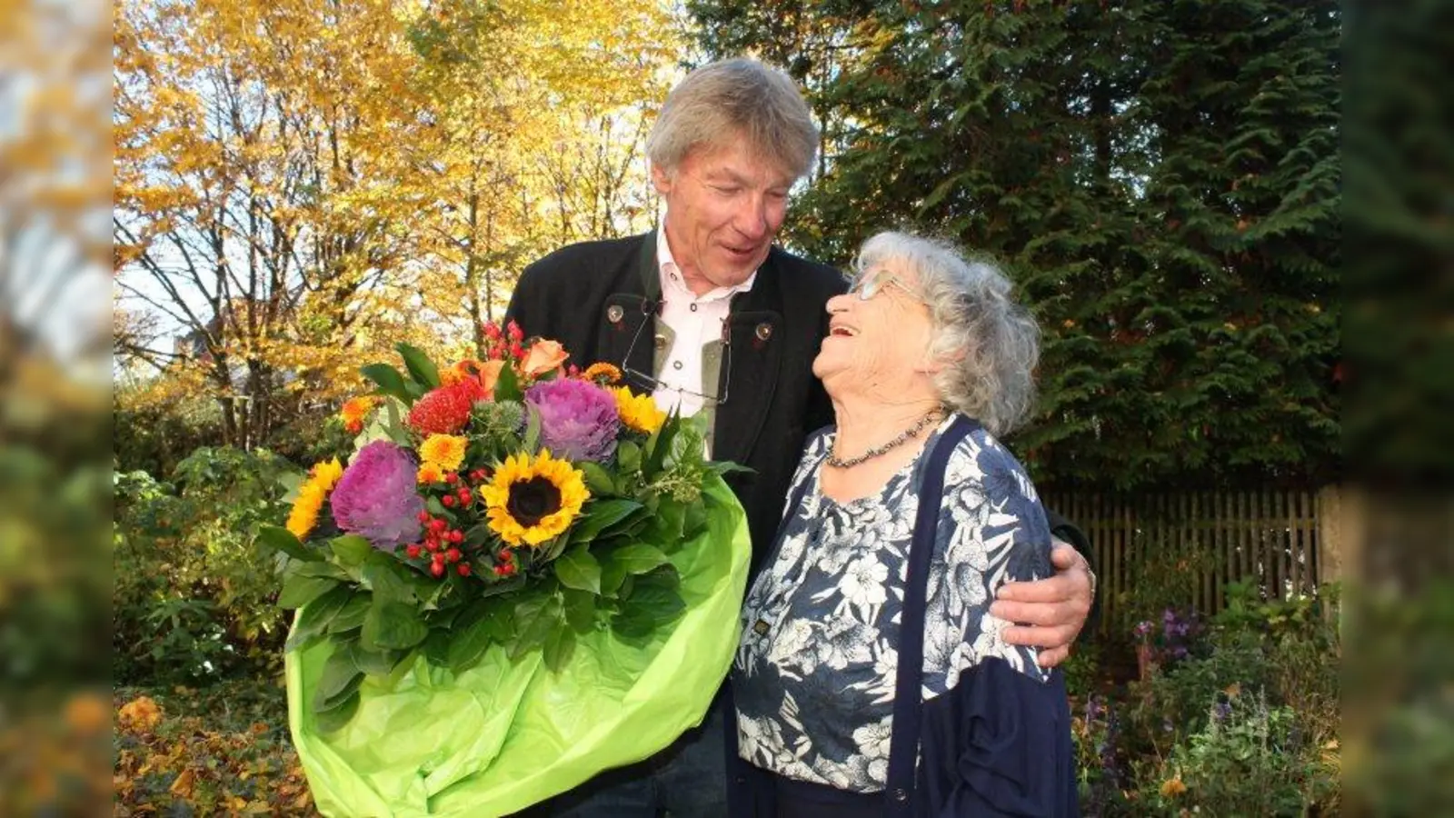 Kurt Kaiser war 21 Jahre alt als Edith Endraß beim Sendlinger Anzeiger anfing. Zum Abschied nahm der langjährige Verleger des Sendlinger Anzeigers seine Zustellerin in den Arm und drückte sie herzlich. (Foto: bb)