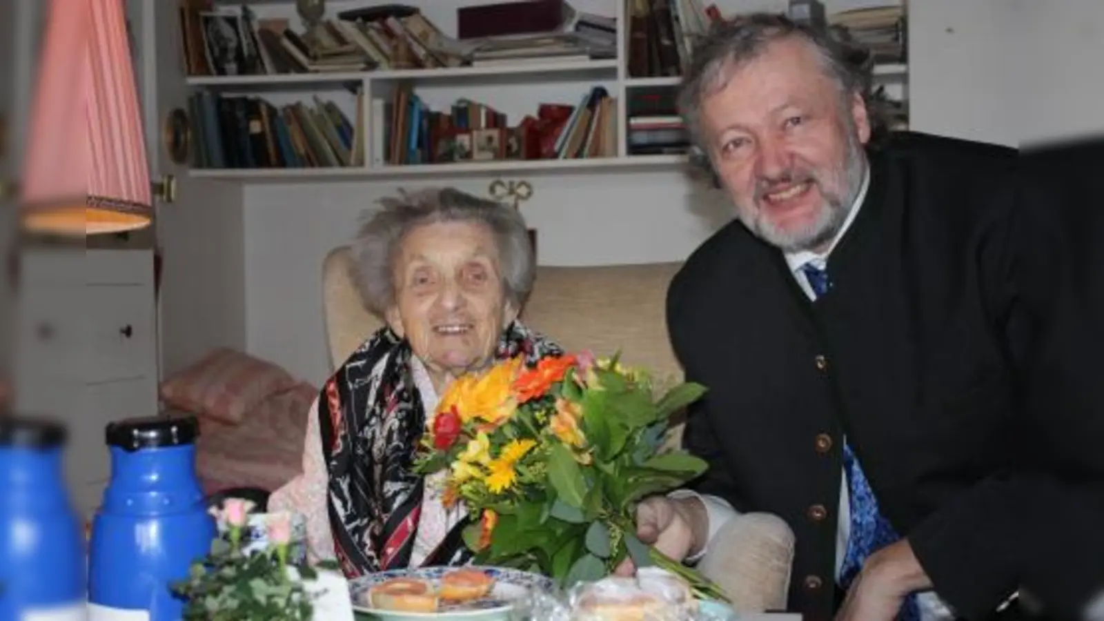Blumen und einen Geschenkkorb (von rechts): Stadtrat Reinhard Bauer überreicht Jubilarin Hildegard Wagner die Glückwünsche der Stadt.