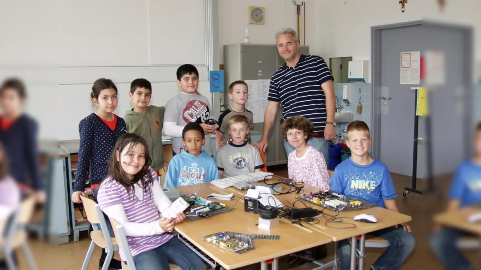 Bereits zum dritten Mal hat Jugendtreffleiter Bert Witzens jetzt an der Aubinger Grundschule an der Gotzmannstraße nachmittags einen Computerkurs für Schülerinnen und Schüler der dritten Klassen angeboten, den diese neun Kinder mit dem Zertifikat „Comp@ss Computerführerschein“ abschließen konnten. (Foto: Eva Schraft)