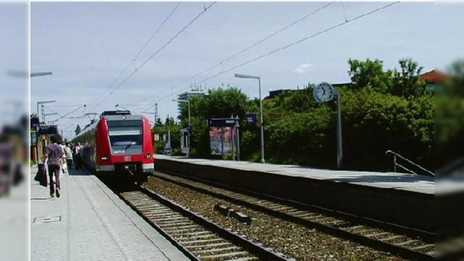 Wohin geht die Reise? Bayerns Verkehrsminister Martin Zeil (re.) und Hans-Ulrich Mann (li.) stellten vergangene Woche die ersten Ergebnisse eines Gutachtens zur Flughafenanbindung vor. Die Osttrasse wird momentan favorisiert.	  (F.: Archiv/ak)
