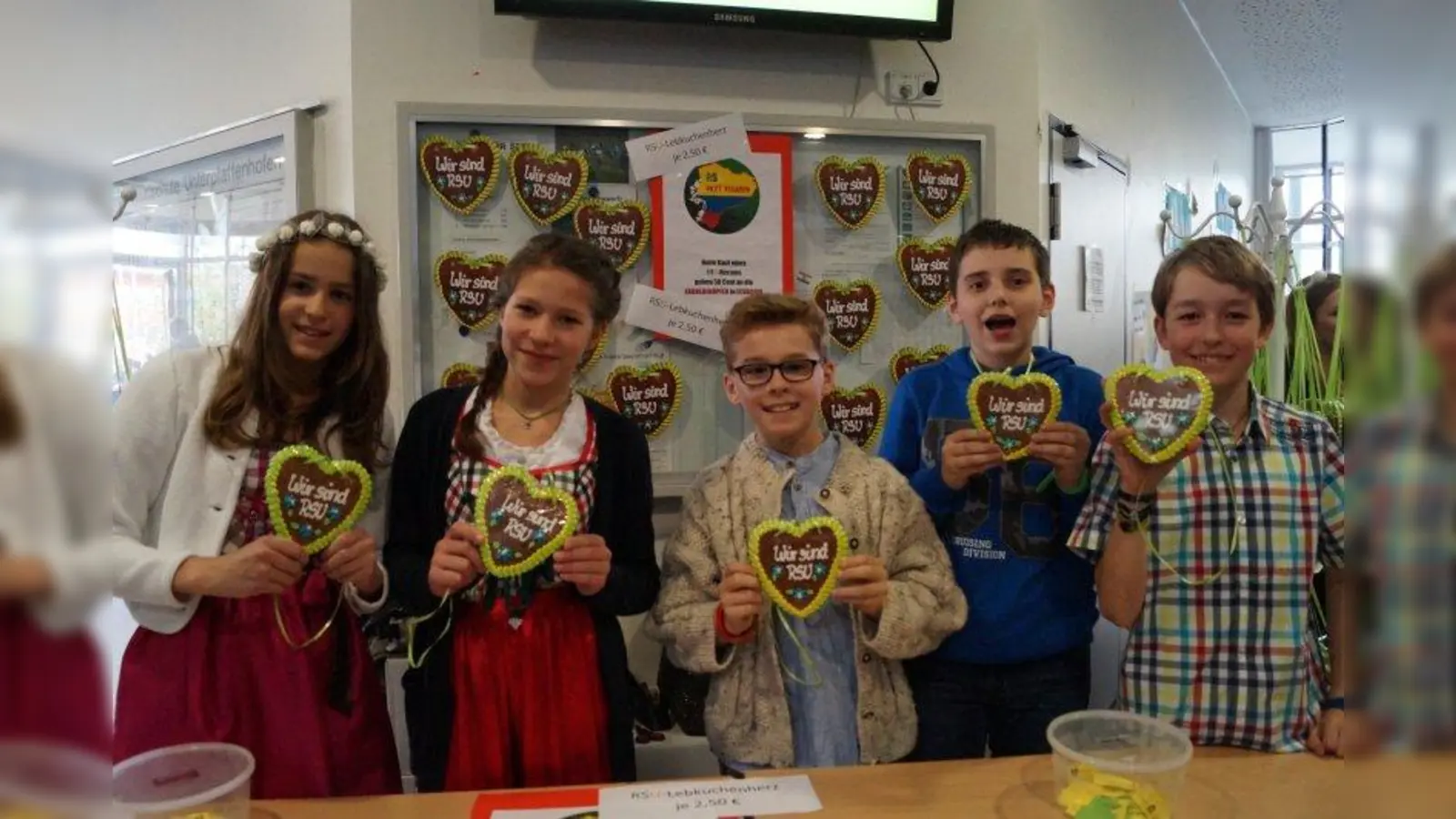 Lebkuchenherzen für die Jubiläumsfeier: Das süße Gebäck trug die Aufschrift „Wir sind RSU”. (Foto: RSU)