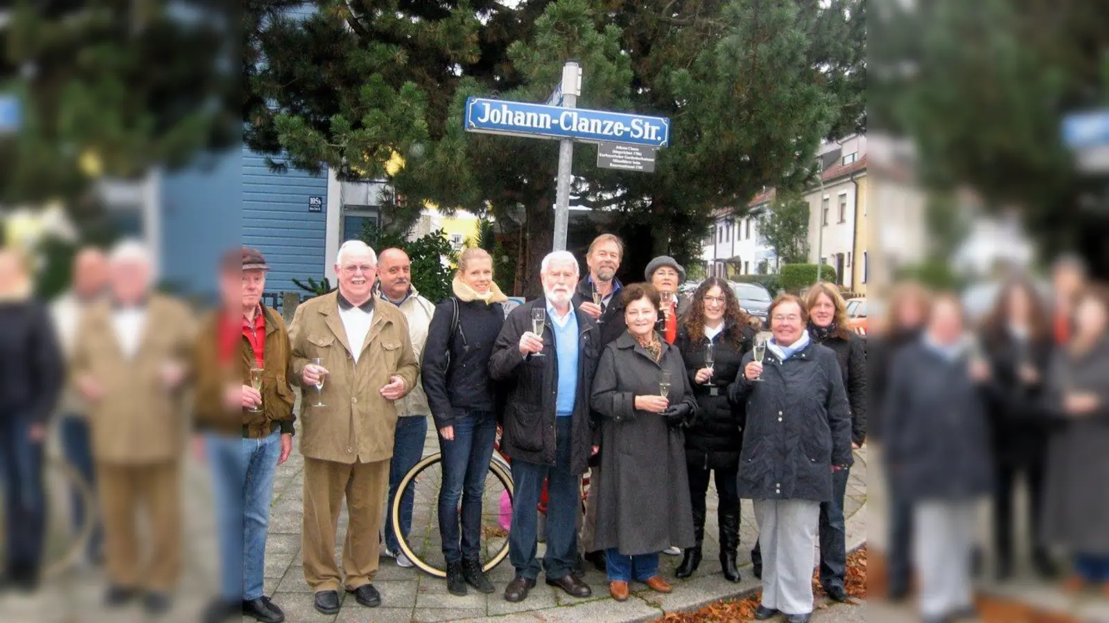 Zusammenkunft bei der Schild-Montage (v.l.): Walther Barth (CSU), Klaus Huber, Herr Kneifel (Baureferat), Dieter Meyer (CSU), Hans Dusolt (Grüne), Karin Singer-Mayer (CSU), Ingrid Mitkin (SPD), Nadine Guinand (SPD), Heide Schoneweg (CSU), Charlotte Mosebach (SPD). (Foto: pi)
