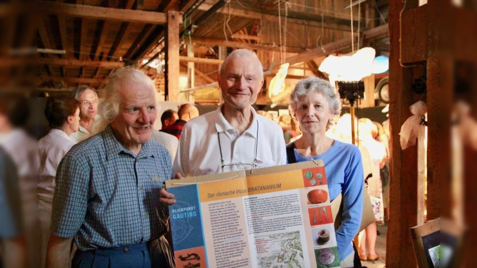 Noch stehen die Hinweistafeln nicht am Reismühlenweg. Bald werden sie über den römischen Vicus, das Gräberfeld und den Brandopferplatz informieren. Zweiter Vorsitzender Günter Heinrich, Vereinsvorsitzender Karl-Ludwig Hebler und Vorstandsmitglied Roswitha Pletzer (v.l.) mit einer der Tafeln. (Foto: us)