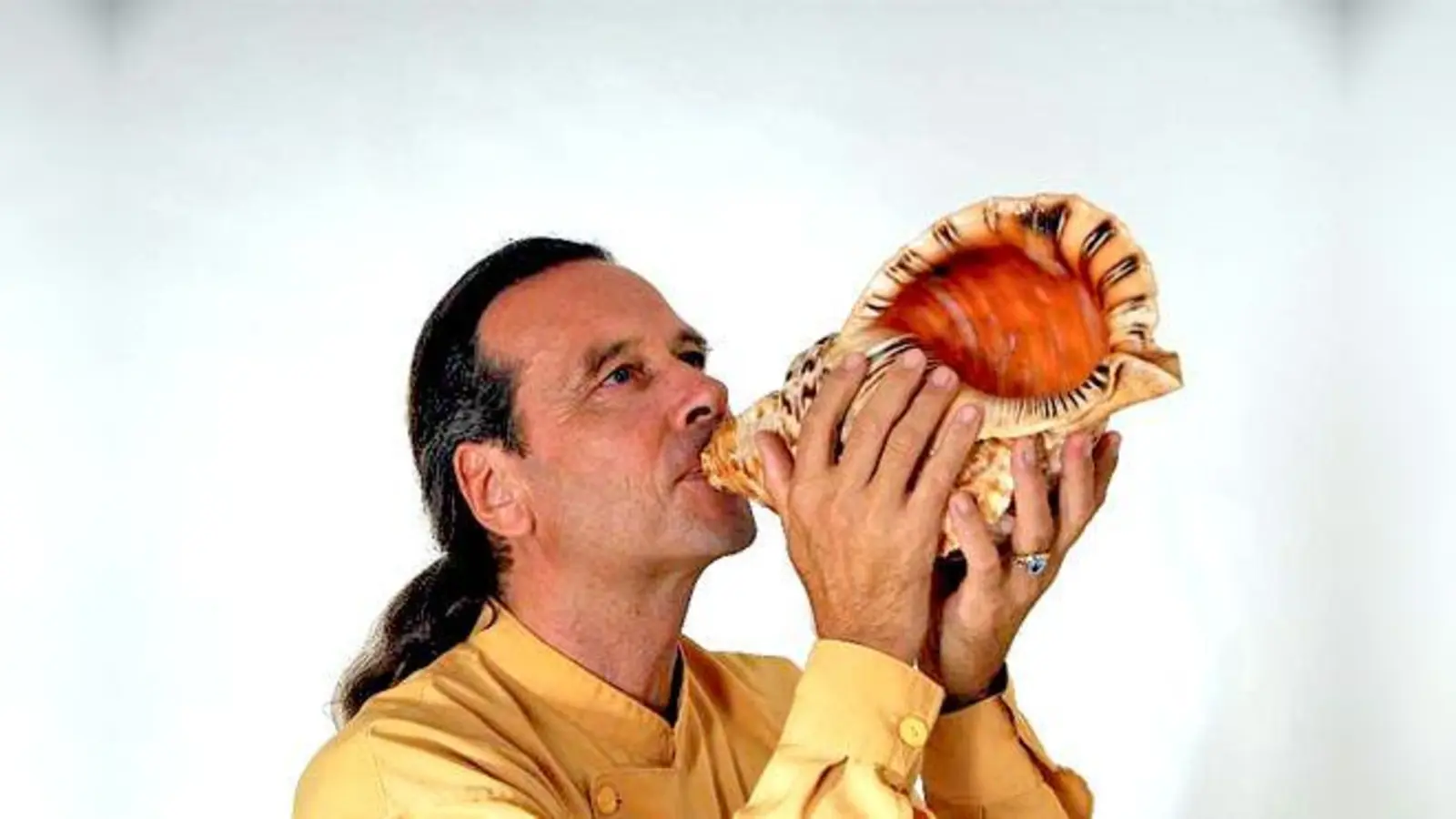 Auch exotische Instrumente wie das Muschelhorn setzt Christian Bollmann ein.	 (Foto: VA)