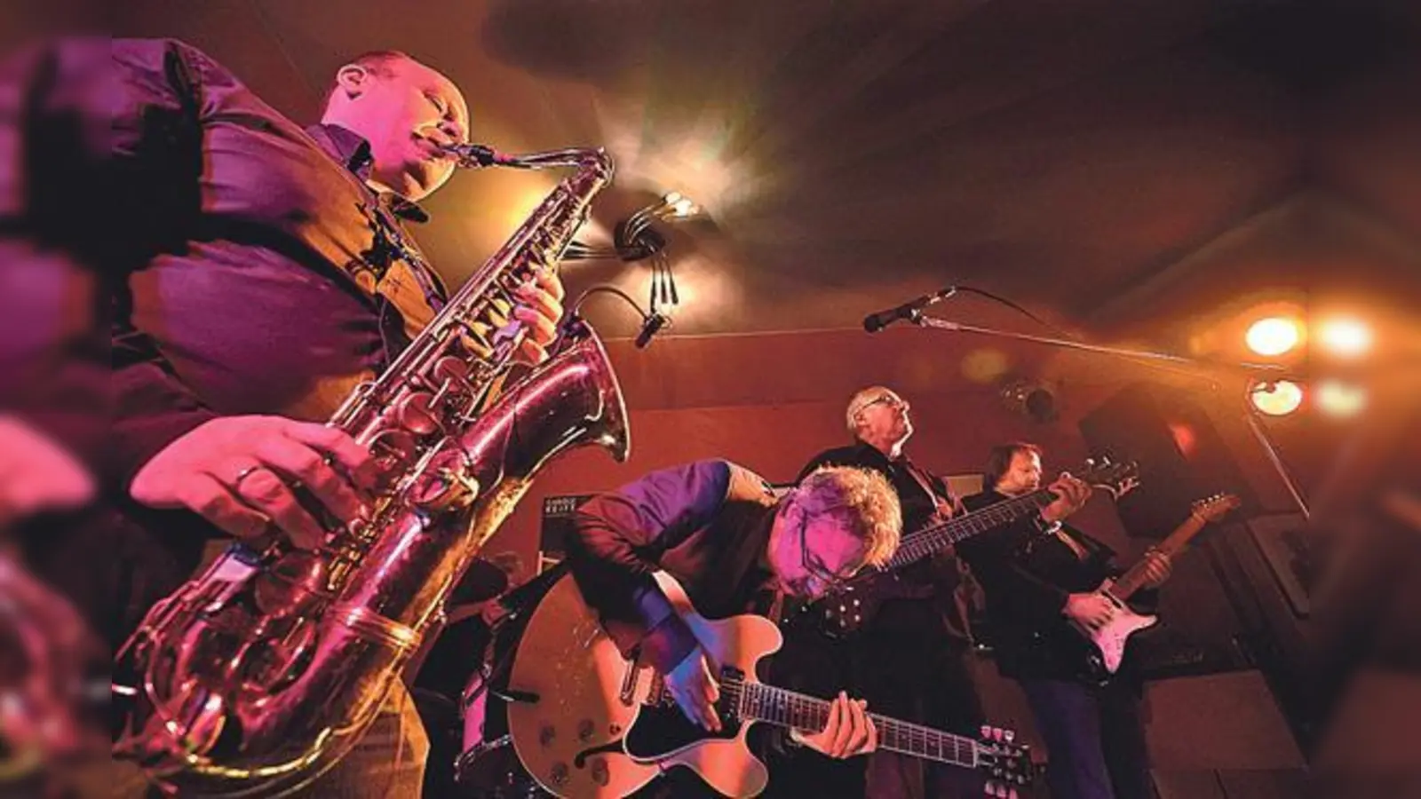 Die Musiker bieten perfekte handgemachte Musik, bei der man einfach nicht stillhalten kann. 	 (Foto: Charles Kenwright)