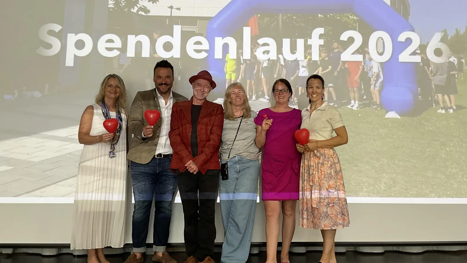 Bei der Spendenübergabe im Gymnasium Unterföhring (von links): Schulleiterin Betina Mäusel, Bürgermeister Florian Klietsch, KlinikClown „Lupino Valentino”, Julia Kerner von der Stiftung Ambulantes Kinderhospiz München sowie Stefanie Wenzel und Anne Hoi-Sušak, die Organisatorinnen des Spendenlaufs. (Foto: Mila Kerner)