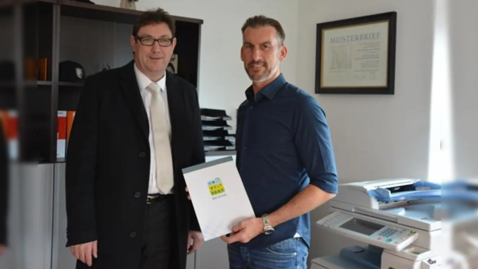 Die Teilnahme am Umweltpakt bringt den Teilnehmern, hier Andreas Heuwieser (re.), nichts ein - außer dem Dank der Gesellschaft und der kommenden Generationen. Das ist es wert.  (Foto: LRA Erding)