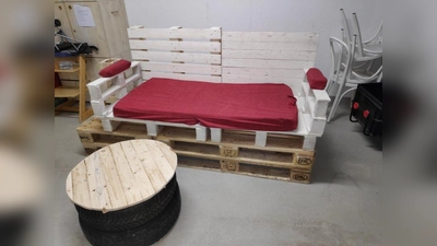 Aus alten Paletten und Reifen entstand eine Sitzgruppe. (Foto: TMG)
