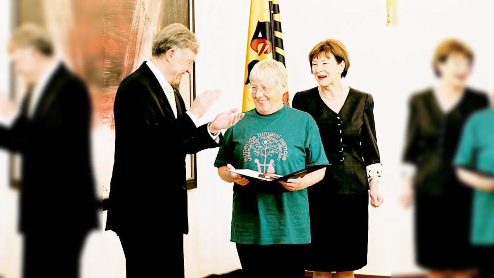 Für ihr Engagement in Tansania verlieh Horst Köhler Christa Müller den Bundesverdienstorden.  (Fotos: Privat/pt)