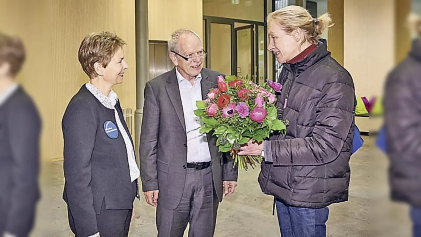 Sie ist die Erste im Einstein 28: Yvonne Gysbers van Wyck (re.) wurde von Dr. Susanne May und Prof. Dr. Klaus Meisel mit einem Blumenstrauß begrüßt.	 (Foto: © Alescha Birkenholz)