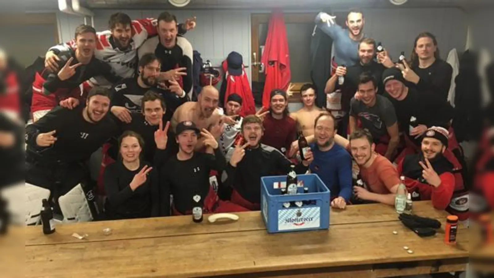 Die »Feierbiester« des EHC in der Mannschaftskabine kurz nach dem 3:1-Erfolg in Schongau. 	 (Foto: smg / CU)