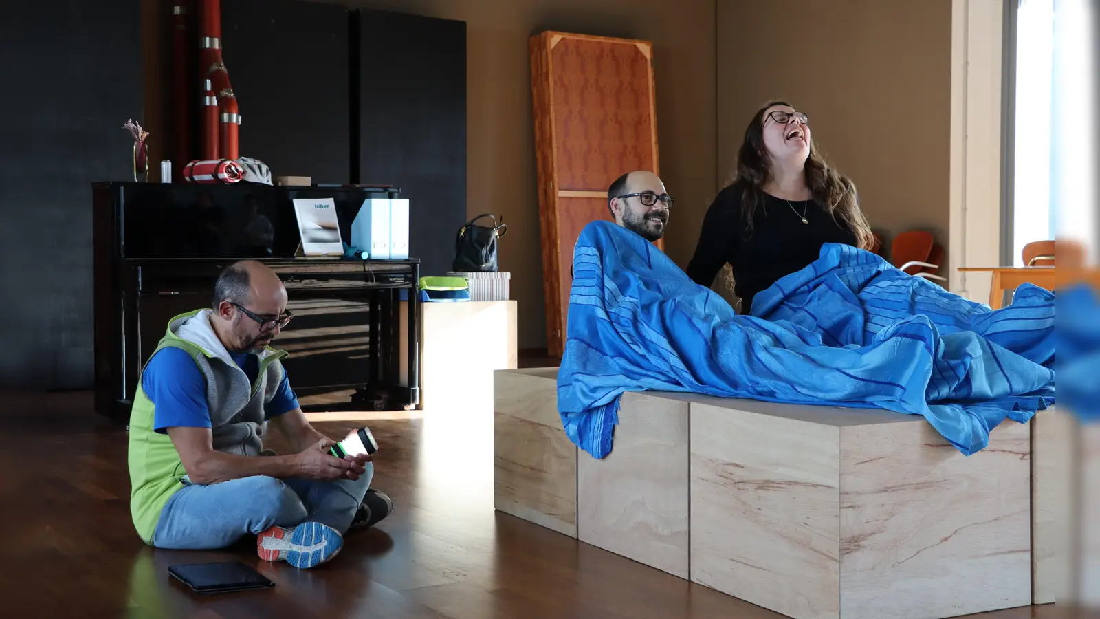 Die Südtiroler Volksbühne München spielt in diesem Herbst und Winter die Science-Fiction-Komödie „Die Mitwisser” von Philipp Löhle. (Foto: Südtiroler Volksbühne München e.V.)