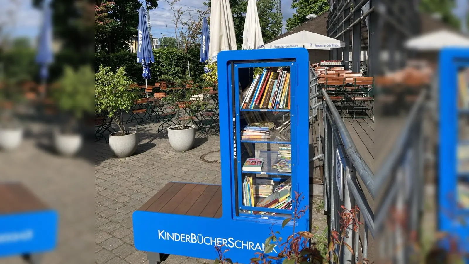 Pasings erster Kinderbücherschrank steht am Eingang zum Kinder- und Jugendcafé in der Fabrik. (Foto: Ulrike Seiffert)