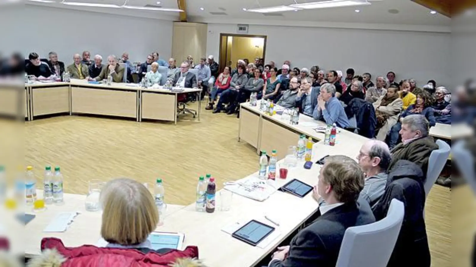 Großes Interesse bei der Bevölkerung herrschte bei der letzten Sitzung im  Sauerlacher Gemeinderat, wo über die Zukunft der geplanten Asylbewerberunterkünfte entschieden wurde.	 (Foto: Kathrin Kohnke)