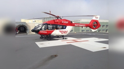Der neue Hubschrauber auf dem Dach einer Klinik, zu der ein Patient gebracht wurde. (Foto: DRF Luftrettung)