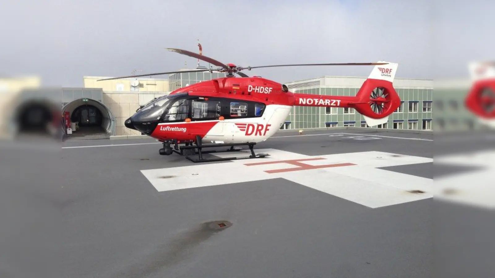 Der neue Hubschrauber auf dem Dach einer Klinik, zu der ein Patient gebracht wurde. (Foto: DRF Luftrettung)
