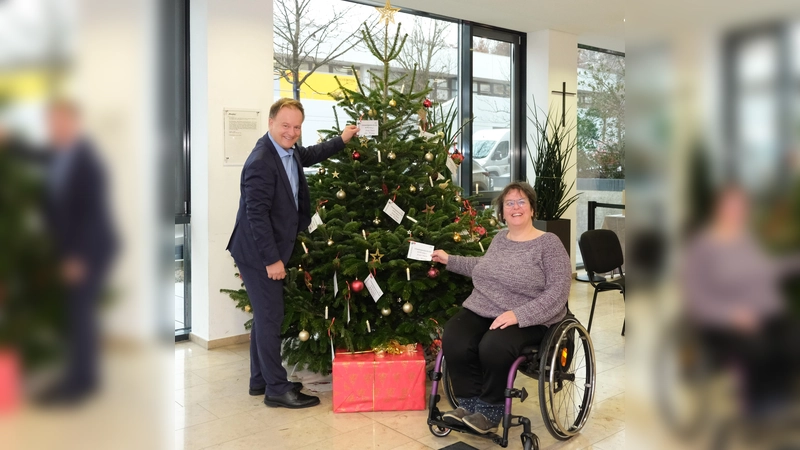 Landrat Robert Niedergesäß und Gisela Niedermeier (Bürgerservice)freuen sich auf viele Wunscherfüller für den guten Zweck. (Foto: Landratsamt Ebersberg)