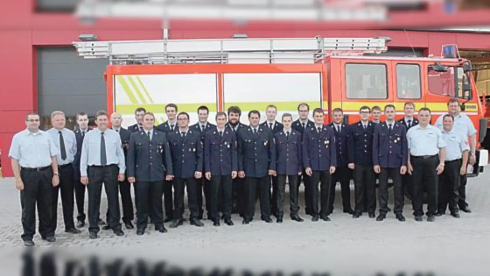 Die Prüflinge, Kreisbrandmeister Reinhold Jasch, Kommandant Stefan Maidl, stellvertretender Kommandant Georg Geil und die Schiedsrichter Florian Ferdinand, Anton Dobmeier und Bernhard Kuffner.	 (Foto: VA)