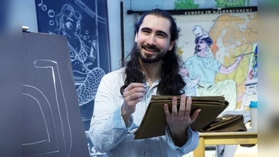 Der Maler Isa möchte Bilder in seinem ehemaligen Klassenzimmer ausstellen. Doch dafür muss er erst einmal Überzeugungsarbeit leisten.  (Foto: Siegmar Warnecke)