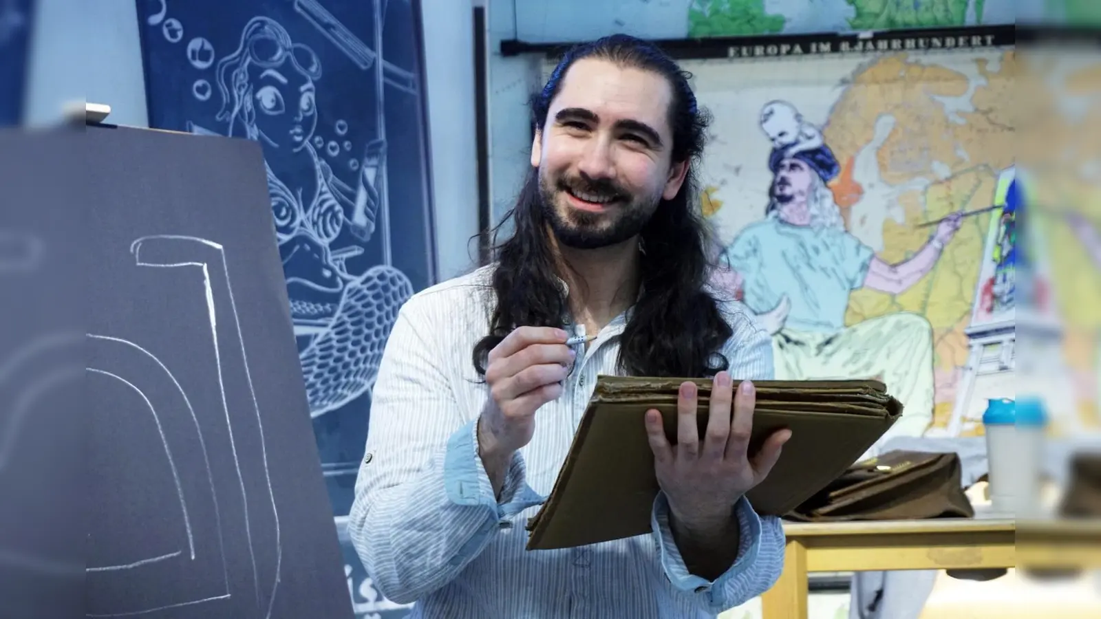 Der Maler Isa möchte Bilder in seinem ehemaligen Klassenzimmer ausstellen. Doch dafür muss er erst einmal Überzeugungsarbeit leisten.  (Foto: Siegmar Warnecke)