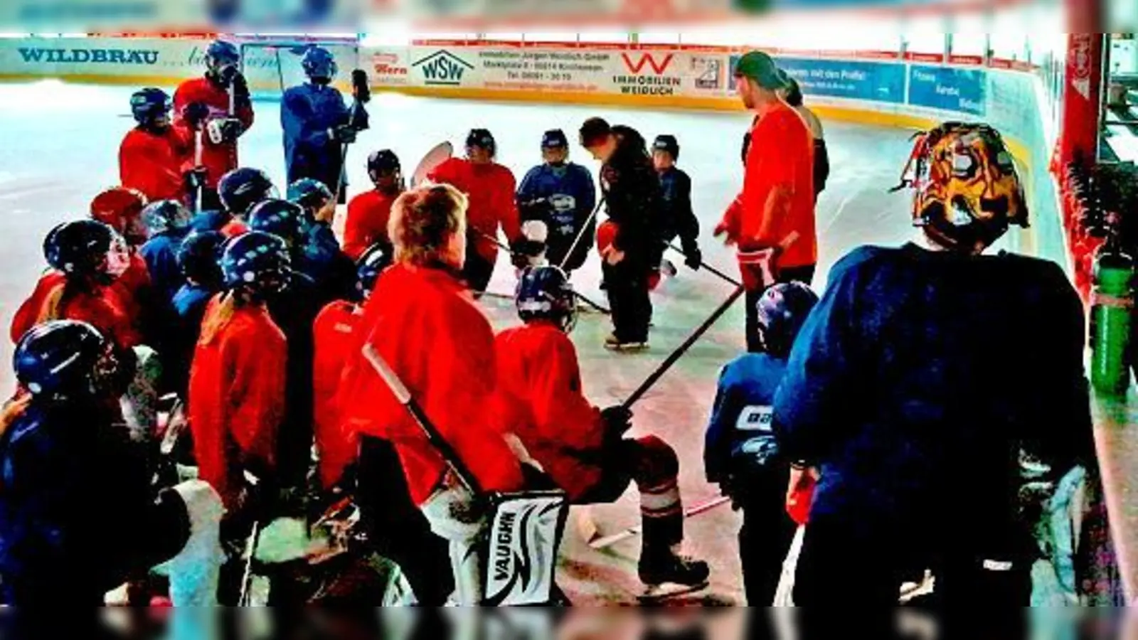 Gespannt lauschen die kleinen Eishockeyfand einer der kanadischen Trainerinnen beim Erklären einer Übung. 	 (Foto: smg)