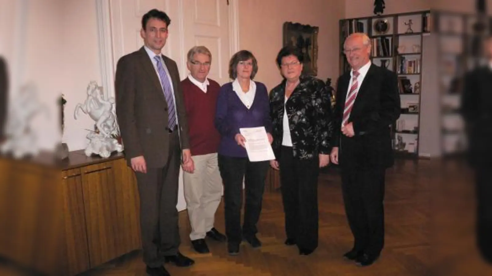 Übergabe der Petition „Gleichstellung der Lärmgrenzwerte“ v.l. Georg Eisenreich (MdL), Hans Köck, Marion Kutscher, Barbara Stamm (Landtagspräsidentin), Jürgen Weckerle                                     Foto:privat