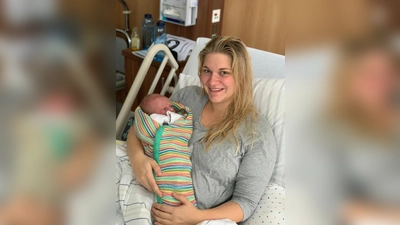 Carina Weihofen mit Lennart. (Foto: Krankenhaus GmbH)