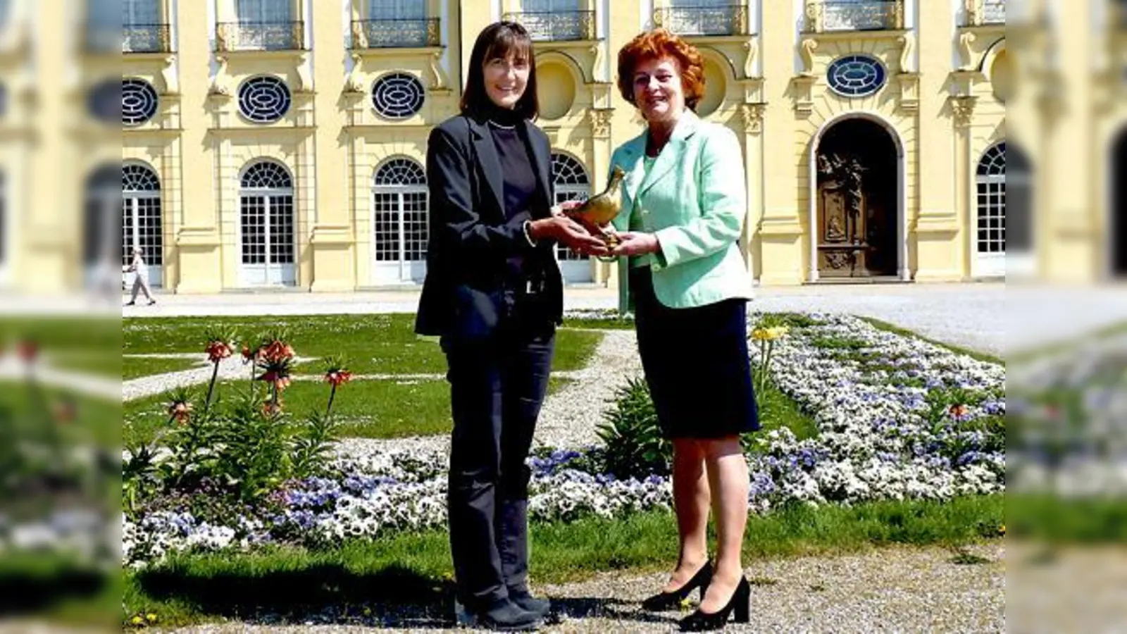 Bürgermeisterin Ziegler und Schlossverwalterin Kleeberger freuen sich über das Friedenssymbol.	 (Foto: VA)