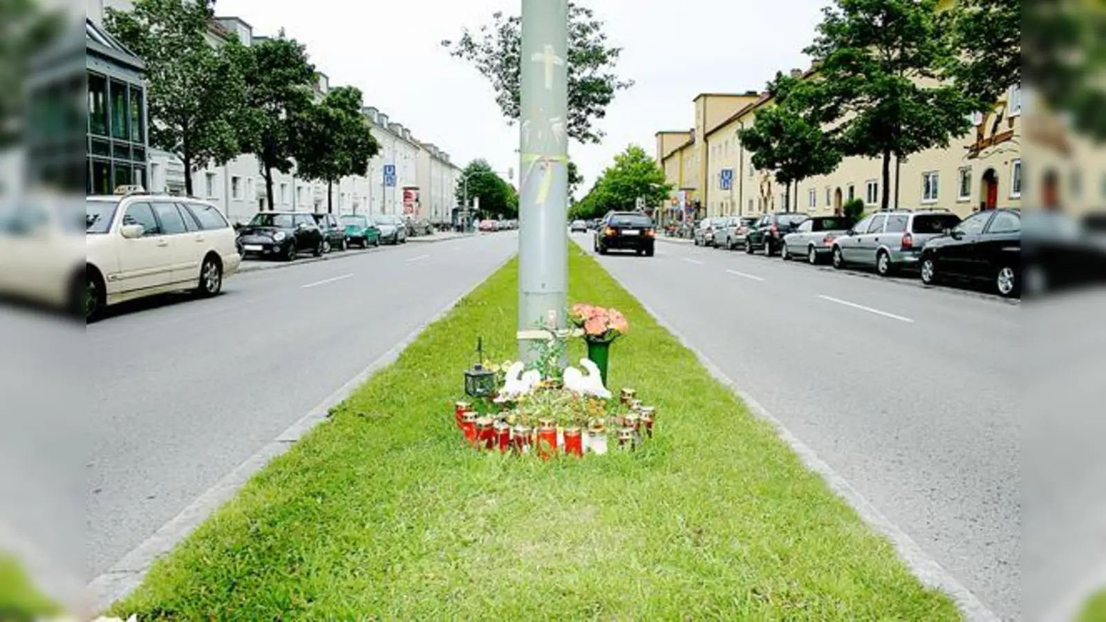 Blumen und Kerzen erinnern an den schrecklichen Unfalltod einer Harlachinger Bürgerin.  (Foto: HH)