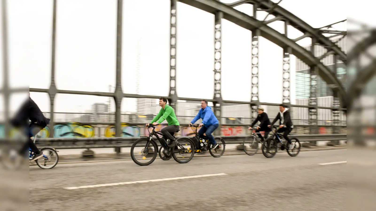 Radfahrer sollen sich in München sicherer bewegen können. Dafür soll der Autoverkehr Fahrspuren abgeben, fordert das Bündnis "Radentscheid München". (Foto: Tobias Haase)