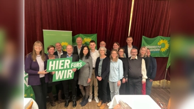 Auf den Plätzen 1 bis 20 der Liste landeten Brigitte Gronau, Susanne Seeling, Wolfgang Schweiger, Martin Adler, Martin Albrecht, Bettina Buresch, Florian Hipp, Ingrid Hauptmann, Karl-Hein Grehl, Esra Böse, Jan Geldsetzer, Heike Dietrich, Manuel Neulinger, Michele D’Amico, Angelika Wientzek-Fleischmann und Veronika Wagner (v. l.).  (Foto: Bündnis 90/Die Grünen KV WM-SOG)