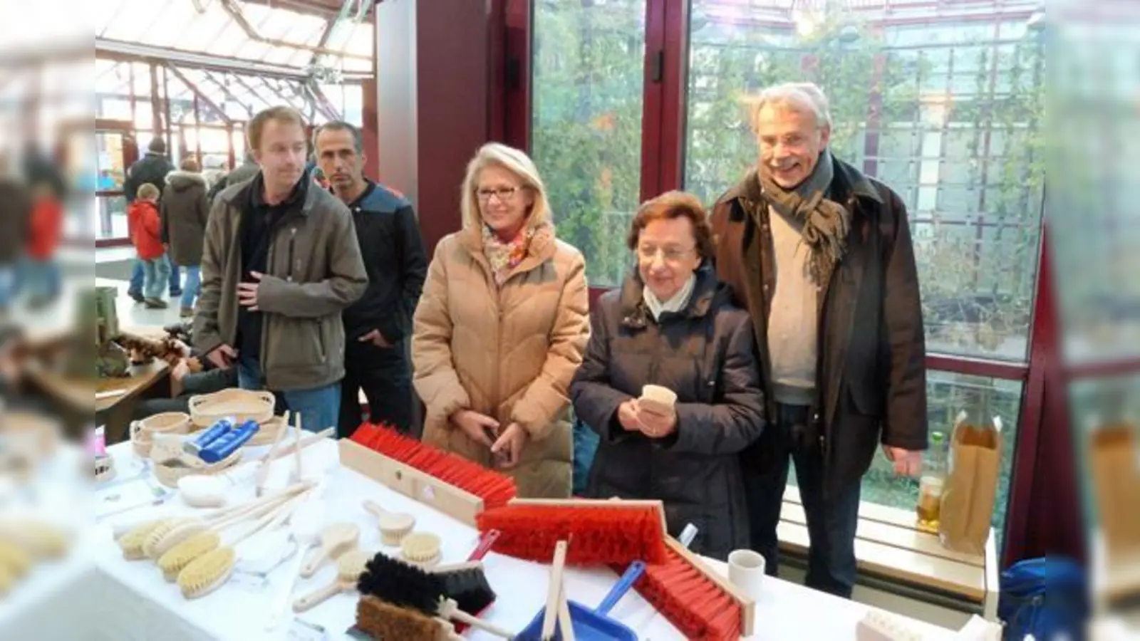 Der Stand der blindusa, wieder mit dabei (von links nach rechts): Eugen Prinz (links hinten), Manuel Dembelein, Hildegard Mayr, Elisabeth Setzer und Guido Balfanz.  (Foto: VA)